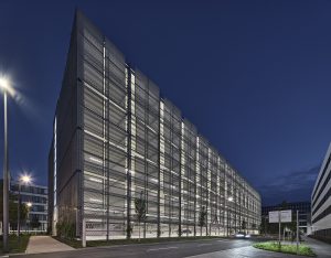 Drei moderne Parkhäuser fügen sich in das Konzept des Modul 2 am Siemens Campus 
Erlangen.
